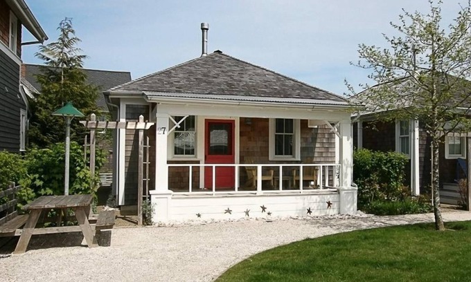 Seabrook Casa | Seabrook's Aloha Cottage: Dog Friendly!