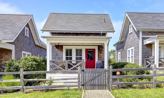 Seabrook Casa | Seabrook's Appleseed: Dog Friendly. Hot Tub!