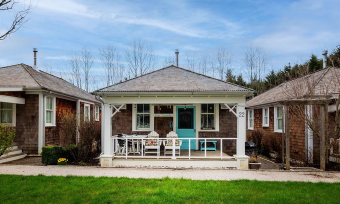 Seabrook Casa | Seabrook's Cape Escape a cozy 2-bedroom home with a covered porch!