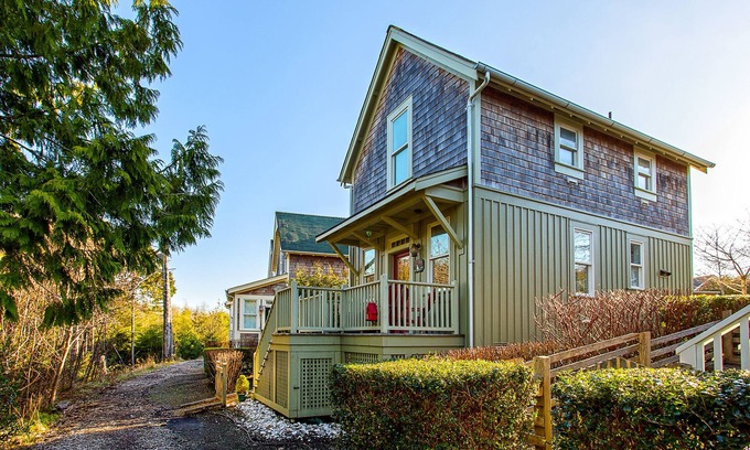 Seabrook Casa | Seabrook's Fish and Ships, enjoy the beach, the fire pit, and more!