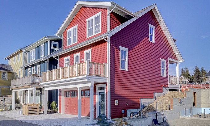 Seabrook Casa | Seabrook's Home Away From Home, enjoy peek-a-boo oceanviews!