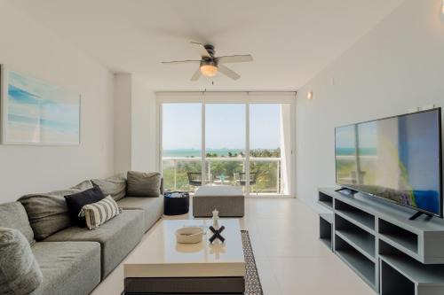 Puerto Juárez Apartamento | Seacost Beachfront 2BDR with pool by Casa Paraiso