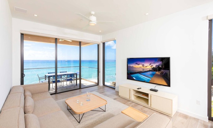 Northwest Point Condominio | SeaDreams #4: New West Bay Beach Condos w/ Oceanfront Pool, Heated Spa + Rooftop Lounge