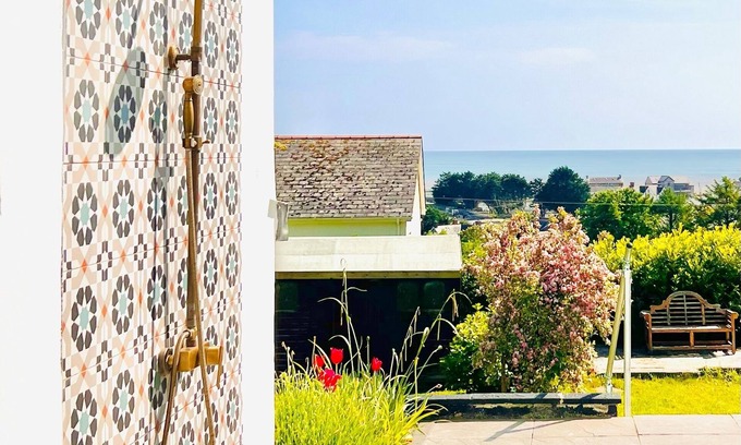 Pendine Cabaña | Seafacing Welsh cottage near the beach with stunning views accommodating 8.