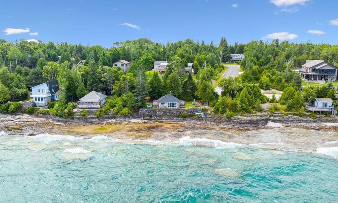 Lion's Head Casa | Seafari is a charming stone cottage on Georgian Bay with stunning bluff views, a flat rock shoreline, and a cozy bunkie. Perfect for relaxing, swimming, and exploring.