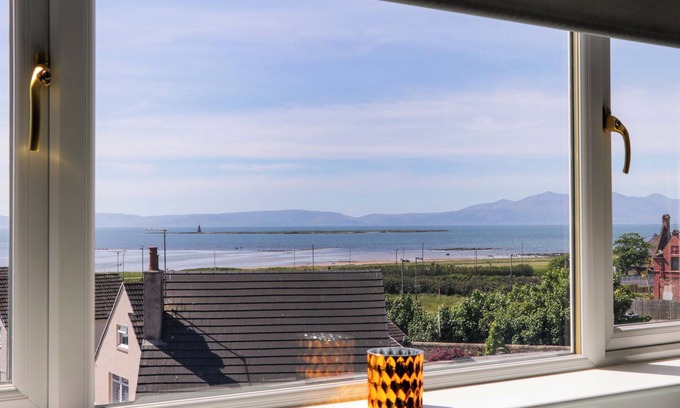 Ardrossan Cabaña | SEAFIELD COURT, pet friendly, country holiday cottage in Ardrossan