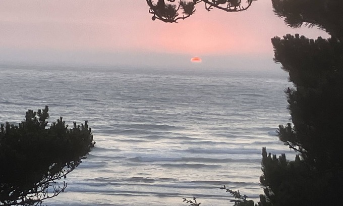 Eddyville Casa | SeaFort Modern Beach House; walk to the beach, pet-friendly