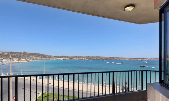 Għadira Apartamento | Seafront 2 Bedroom Apartment Overlooking Bay