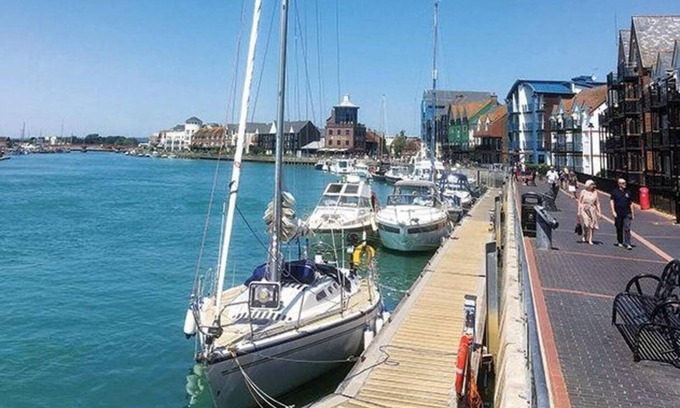 Littlehampton Casa | Seafront Apartment Private Garden & Free Parking