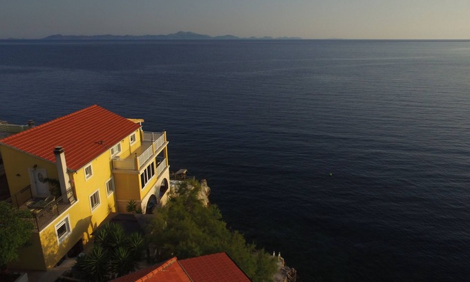 Zavalatica Apartamento | Apartamento frente al mar Kiara con un balcón envolvente y vista espectacular