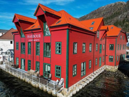 Sandviken Apartamento | Seafront Apt. with Elevator and French Balcony