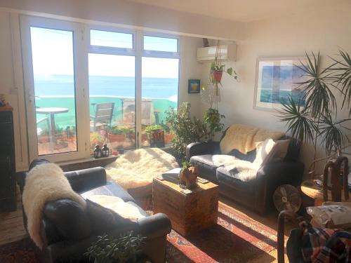 St Leonards-On-Sea Apartamento | Seafront balcony, lovely spacious relaxing flat