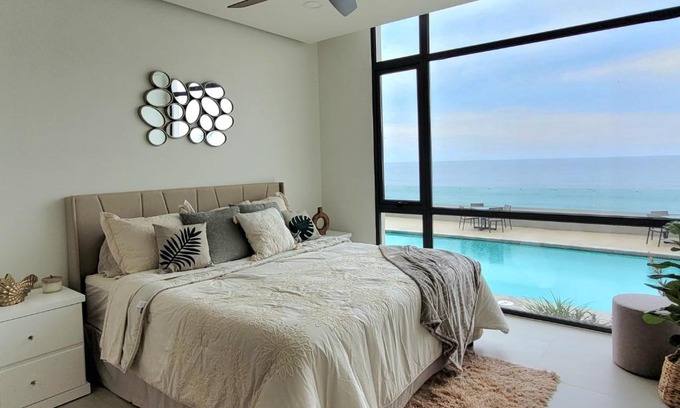 Primo Tapia Apartamento | Seafront Condo Pool and Jacuzzi