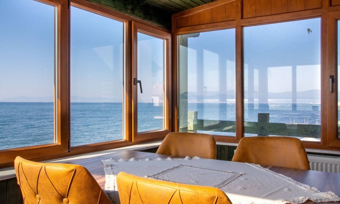 Urla Apartamento | Seafront Flat w Fireplace, Terrace 1 min to Beach