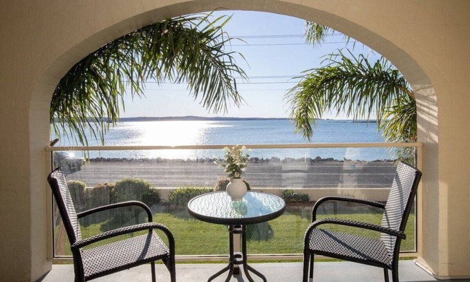 Batehaven Apartamento | Seafront Getaway Studio, Great Location with Pool