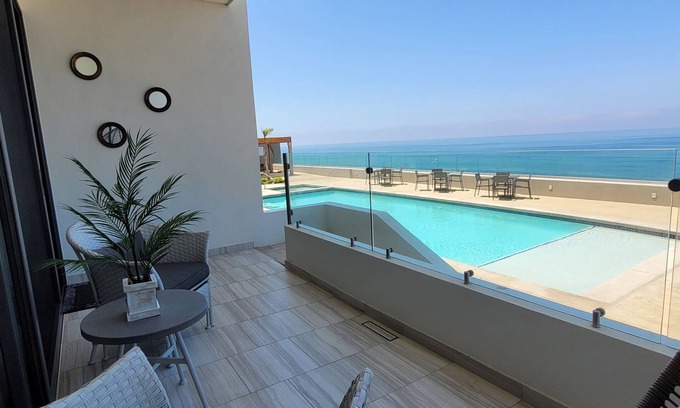 Primo Tapia Condominio | Seafront Luxury Condo Pool Jacuzzi
