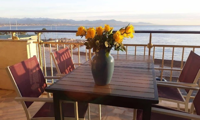 Cap-d'Antibes Condominio | Seafront one bedroom apartment with a terrasse, swimming pool and a parking