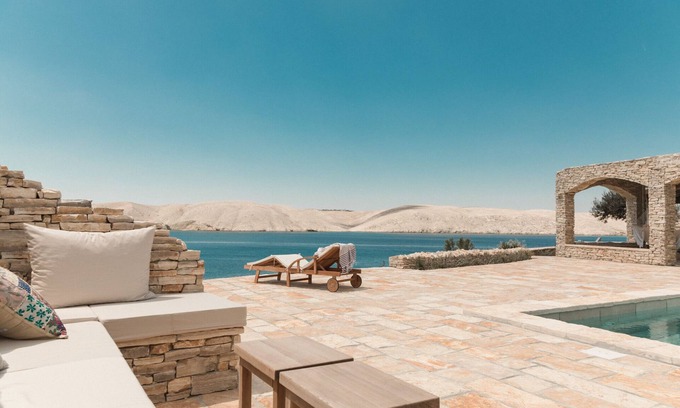Miskovici Cabaña | Casa de piedra frente al mar con piscina.