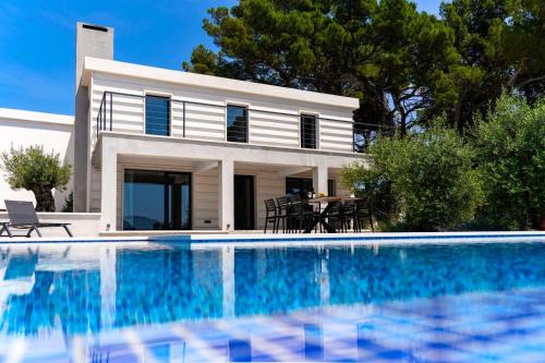Sumartin Villa | Seafront Villa Serenita