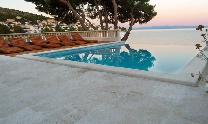 Businci Villa | Villa frente al mar con piscina climatizada, cubierta de teca, con vistas al mar abierto, barco barco en el puerto
