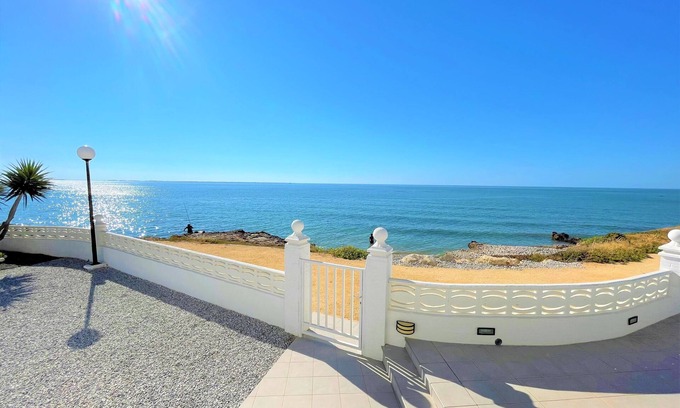 Alcanar Chalet De Esquí | Chalet a primerísima línea de mar con piscina privada