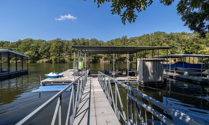 Osage Beach Casa | Seagull 2 - 4 Bdrm waterfront house with private dock