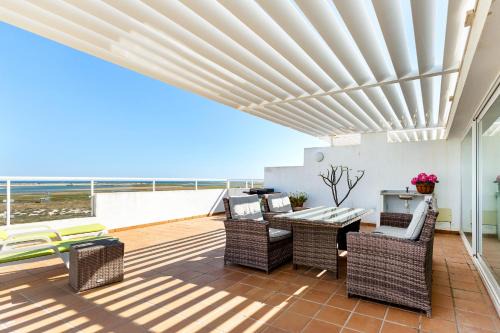 Fuseta Apartamento | Seagull House - Ocean View Retreat with Pool