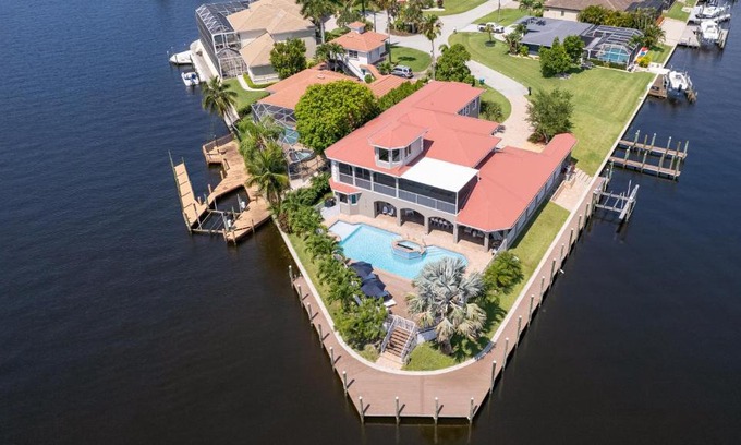 Caloosahatchee Casa | Seahawk by AvantStay Private Dock 4K SQ FEET w Pool Hot Tub Lookout Tower