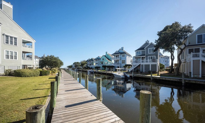 Manteo Condominio | Seas the Day: Canalfront | Boat Slip | Pool Access
