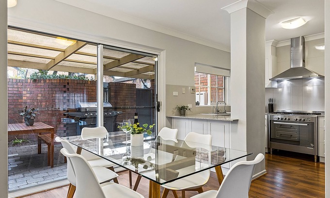 Glenelg South Casa | Seascape | 3BDR, Luxury, Beach, WiFi & Airport