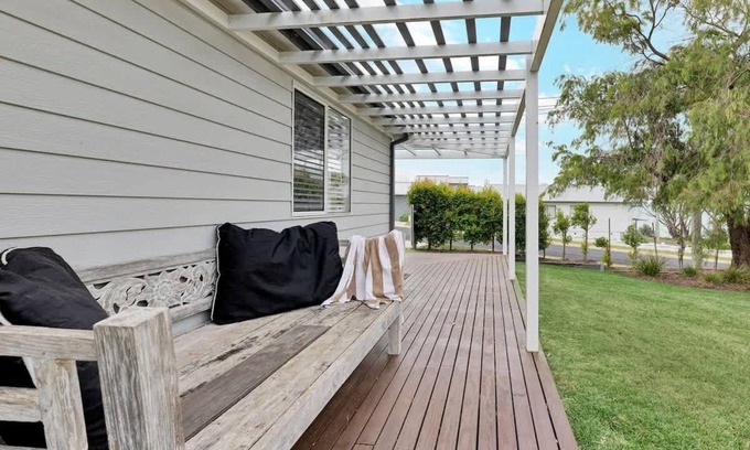 Hyams Beach Cabaña | Seascape: Bright self contained studio across from Hyams Beach