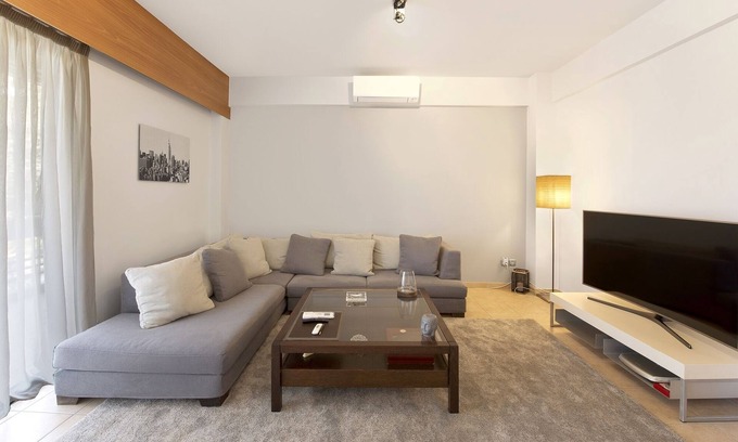 Vouliagmeni Apartamento | Seascape Modern Vouliagmeni Apt near Beaches