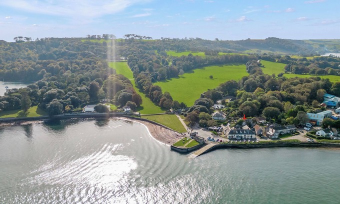 Cremyll Cabaña | SEASCAPE, pet friendly, with a garden in Kingsand