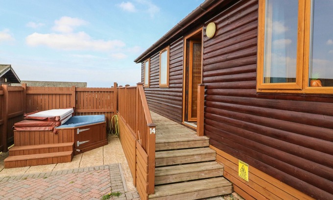 Mullacott Cabaña | SEASCAPE RETREAT, pet friendly, with hot tub in Ilfracombe