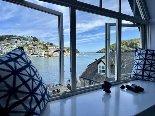 Dartmouth Casa | Seascape - Waterfront apartment, glorious views and parking