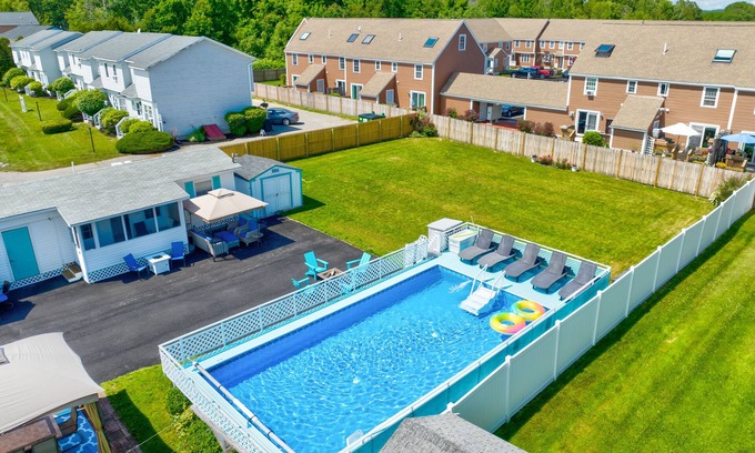 Old Orchard Beach Cabaña | Seashell Cottages/JK Rentals - Cottage 1, 2 full beds, 1 twin