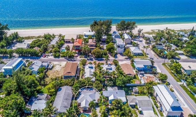 Ilexhurst Casa | Seashell Shack! Fall rate drop! 1 block to beach!