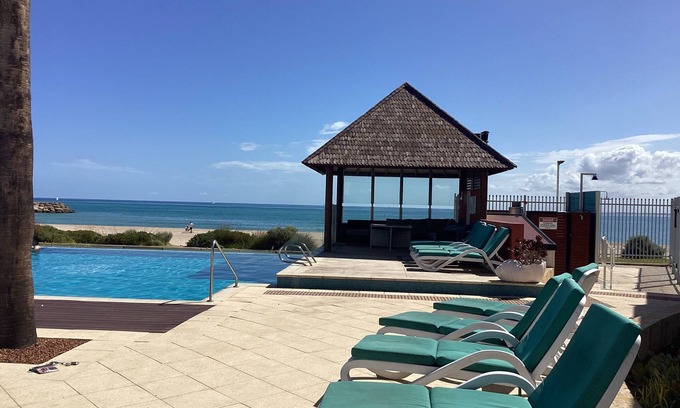 Mandurah Villa | Seashells Mandurah Town Beach Villa with infinity pool, spa and BBQ facilities.