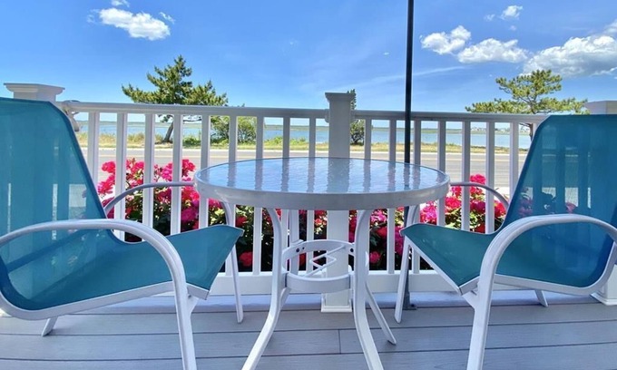 Avalon Cabaña | Seashore COTTAGE with bay views