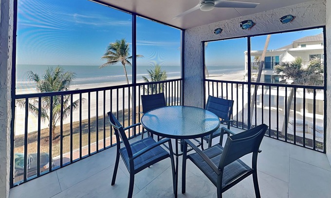 Mid Island Condominio | Seaside 210 | Renovated Beachfront Corner Condo w/ Gulf Views + Pool Access