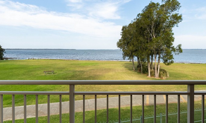 Berkeley Vale Casa | Seaside Bliss: Central Coast Waterfront Haven