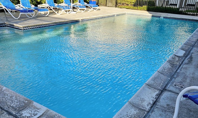 Old Towne Casa | Seaside Breeze VIlla walk to beach/ pool and spa