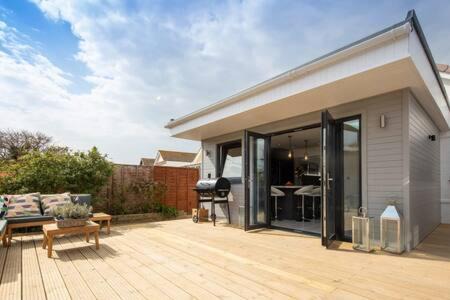 East Wittering Casa | Seaside Bungalow for 6 Close to Village & Beach