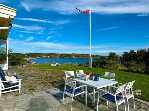 Gressvik Casa | Seaside cabin in Fredrikstad with private jetty, BBQ & sea view - close to Hankø