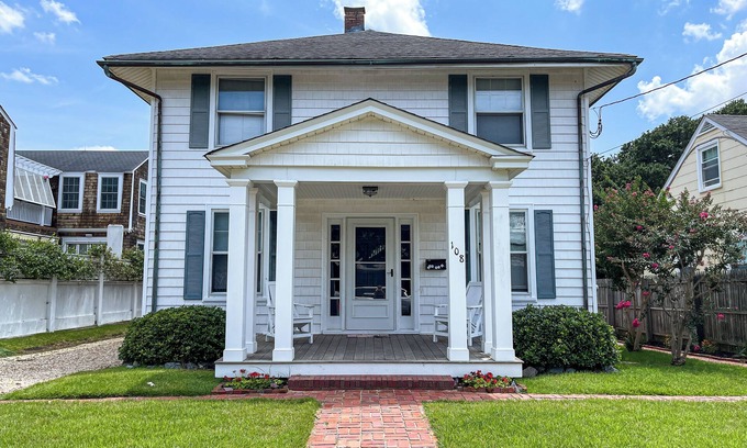 Virginia Beach Cabaña | Seaside Cottage: Perfect for Large Families, Just 20 Yards from the Beach!