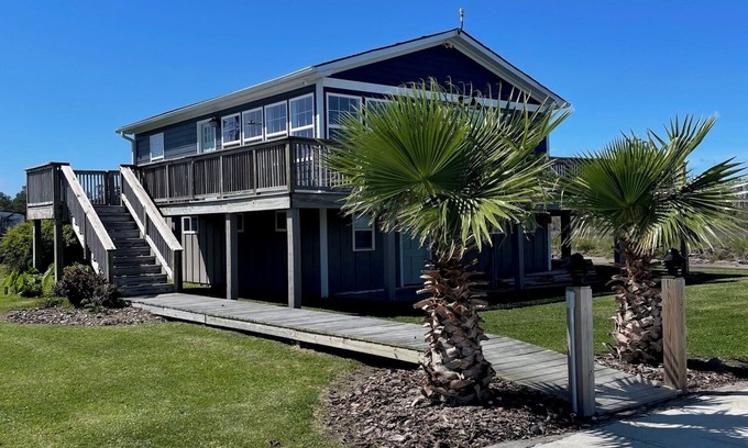 Davis Casa | ¡Nuevo listado! Casa de campo con vista al agua y acceso en barco