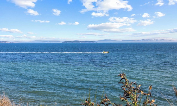 Saanich Cabaña | Seaside Country Cottage