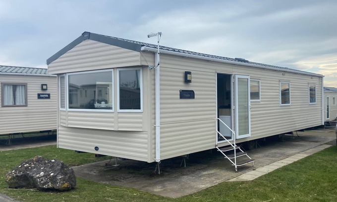 Newton Cabina | Seaside Dog Friendly Caravan Retreat in Porthcawl