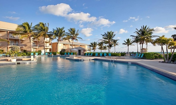 Crystal Harbour Apartamento | Seaside Dream! 2 Spacious Units, Outdoor Pool, Steps to North Sound Golf Club!