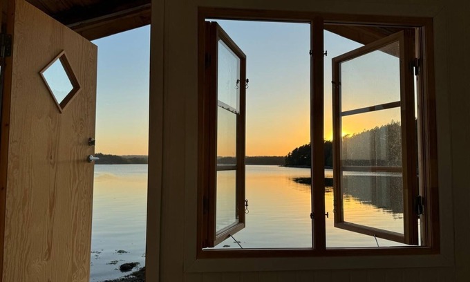 Ljungskile Casa | Seaside Dream With Jetty & Guest Cottage